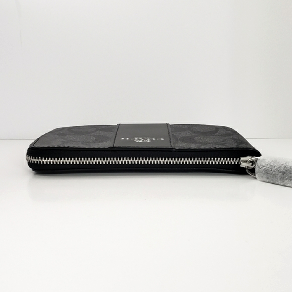 COACH | Corner Zip Wristlet in Signature Canvas - Picture 4 of 10